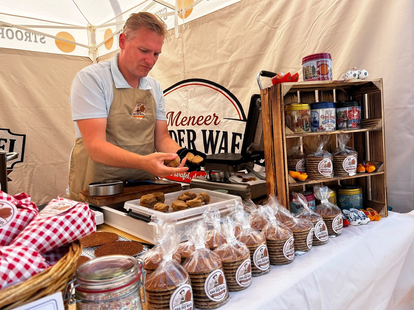 Mike bakt stroopwafels bij zijn kraam